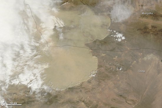 Wall of dust moving across China